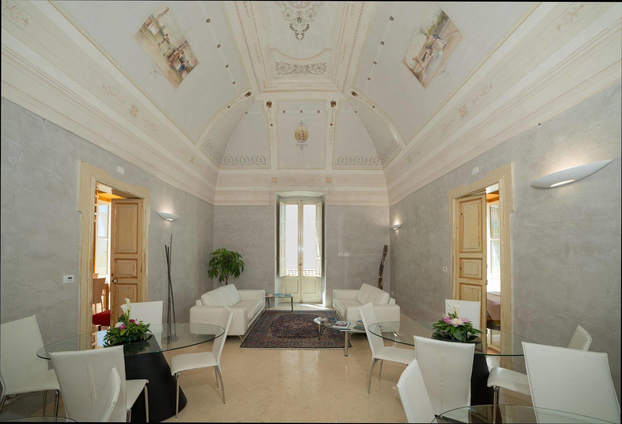 Relais Carlo V - Palazzo Storico Bed and Breakfast Gallipoli Eksteriør billede