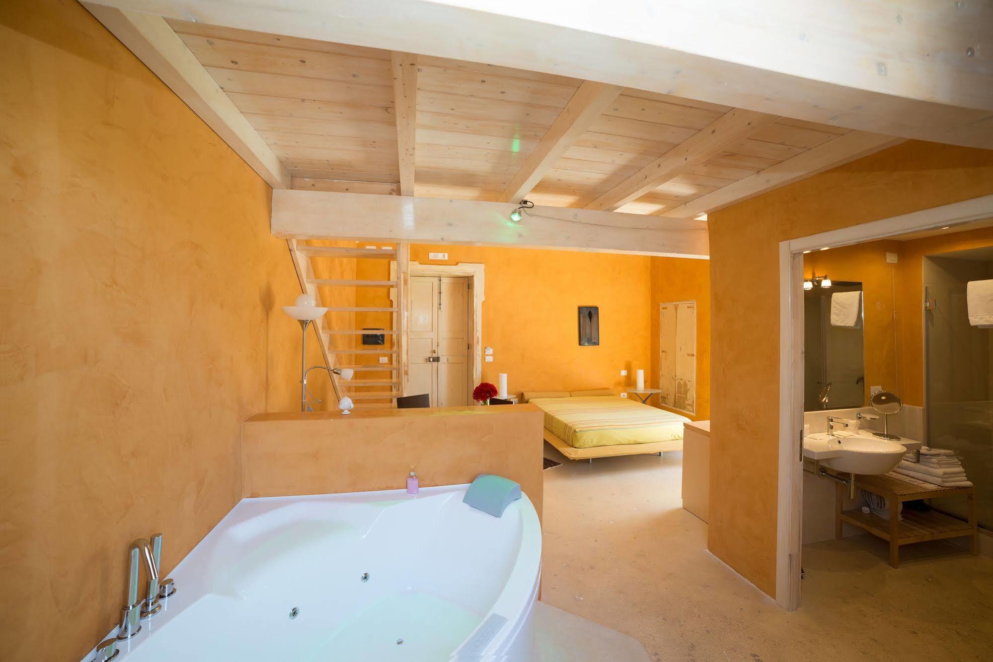 Relais Carlo V - Palazzo Storico Bed and Breakfast Gallipoli Eksteriør billede